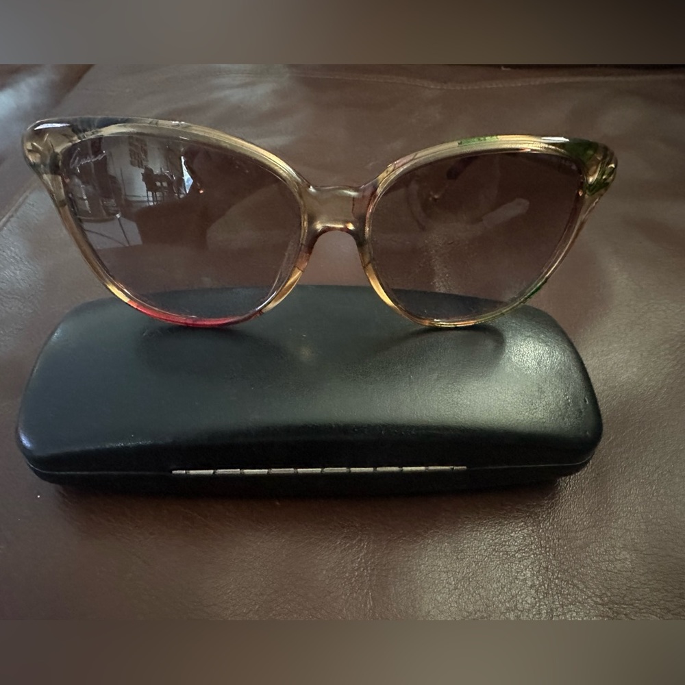 Gucci like new sunglasses. GG logo on sides